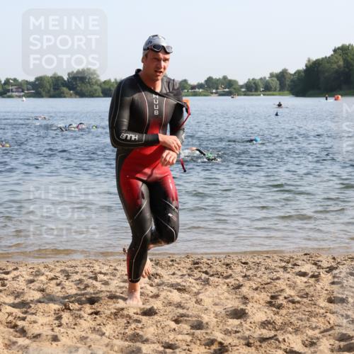 15.06.2025 - 27. Vierlanden-Triathlon Lena Gebhardt http://msf.ph/oto/8044345 15.06.2025 08:35:12 Schwimmen 12, 54, 64 meine-sportfotos.de