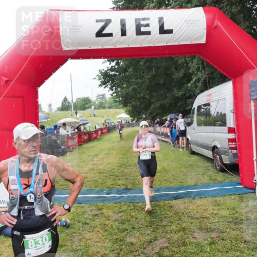 21.06.2025 - 27. Vierlanden-Triathlon MichiJ http://msf.ph/oto/8044346 15.06.2026 13:45:53 Ziel 876 meine-sportfotos.de
