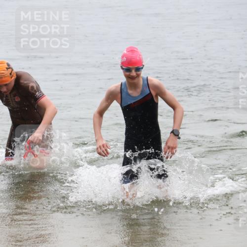 21.06.2025 - 27. Vierlanden-Triathlon Lena Gebhardt http://msf.ph/oto/8044347 15.06.2025 14:39:34 Schwimmen 1333, 1339 meine-sportfotos.de