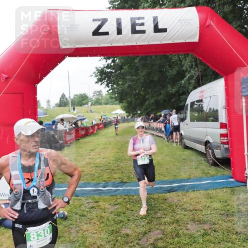 21.06.2025 - 27. Vierlanden-Triathlon MichiJ http://msf.ph/oto/8044348 15.06.2026 13:45:53 Ziel 876 meine-sportfotos.de