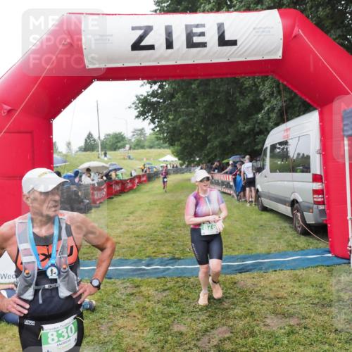 21.06.2025 - 27. Vierlanden-Triathlon MichiJ http://msf.ph/oto/8044350 15.06.2026 13:45:53 Ziel 876 meine-sportfotos.de