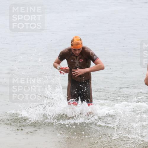21.06.2025 - 27. Vierlanden-Triathlon Lena Gebhardt http://msf.ph/oto/8044354 15.06.2025 14:39:35 Schwimmen 1333, 1339 meine-sportfotos.de