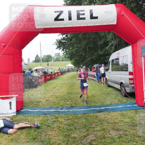 21.06.2025 - 27. Vierlanden-Triathlon MichiJ http://msf.ph/oto/8044355 15.06.2026 13:45:58 Ziel 833, 876 meine-sportfotos.de