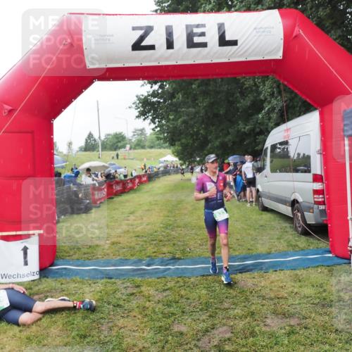 21.06.2025 - 27. Vierlanden-Triathlon MichiJ http://msf.ph/oto/8044366 15.06.2026 13:45:59 Ziel 833, 876 meine-sportfotos.de