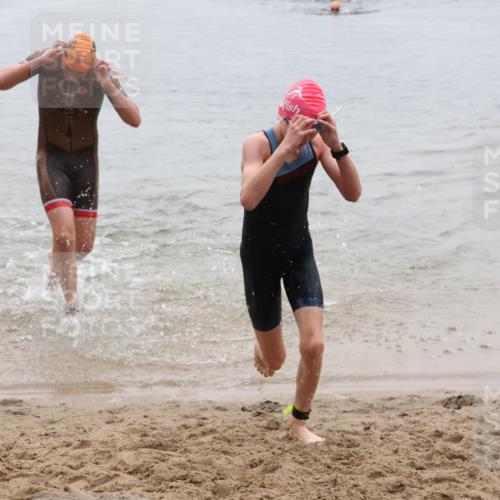 21.06.2025 - 27. Vierlanden-Triathlon Lena Gebhardt http://msf.ph/oto/8044369 15.06.2025 14:39:36 Schwimmen 1333, 1339 meine-sportfotos.de