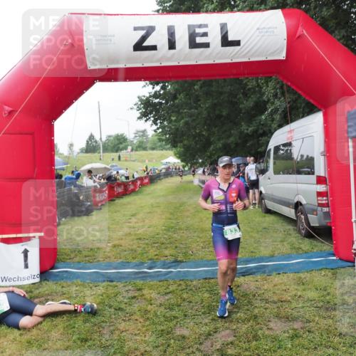 21.06.2025 - 27. Vierlanden-Triathlon MichiJ http://msf.ph/oto/8044372 15.06.2026 13:45:59 Ziel 833, 876 meine-sportfotos.de