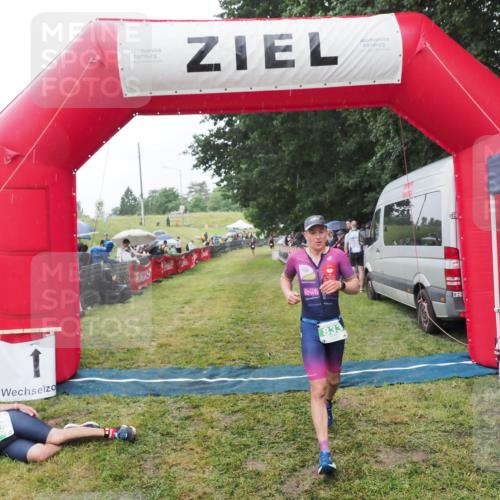 21.06.2025 - 27. Vierlanden-Triathlon MichiJ http://msf.ph/oto/8044374 15.06.2026 13:45:59 Ziel 833, 876 meine-sportfotos.de