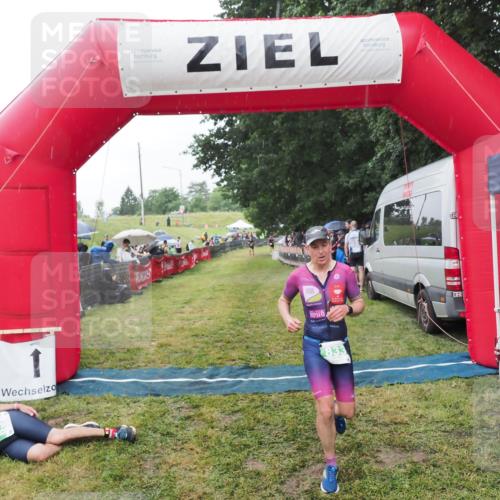 21.06.2025 - 27. Vierlanden-Triathlon MichiJ http://msf.ph/oto/8044376 15.06.2026 13:45:59 Ziel 833, 876 meine-sportfotos.de