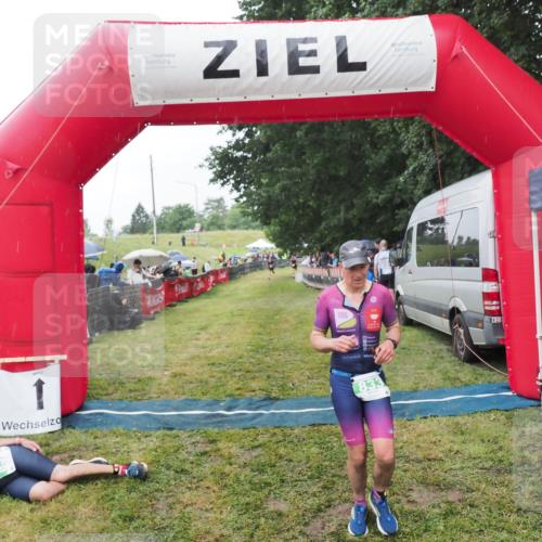 21.06.2025 - 27. Vierlanden-Triathlon MichiJ http://msf.ph/oto/8044378 15.06.2026 13:46:00 Ziel 833 meine-sportfotos.de