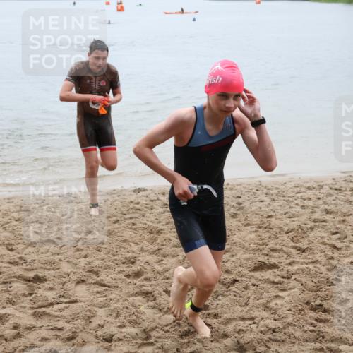 21.06.2025 - 27. Vierlanden-Triathlon Lena Gebhardt http://msf.ph/oto/8044381 15.06.2025 14:39:37 Schwimmen 1333, 1339 meine-sportfotos.de