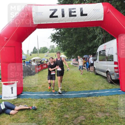 21.06.2025 - 27. Vierlanden-Triathlon MichiJ http://msf.ph/oto/8044386 15.06.2026 13:46:09 Ziel 237, 242 meine-sportfotos.de