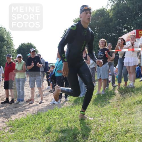 15.06.2025 - 27. Vierlanden-Triathlon Lena Gebhardt http://msf.ph/oto/8044387 15.06.2025 08:35:30 Schwimmen 6, 21, 47, 75, 85, 158 meine-sportfotos.de