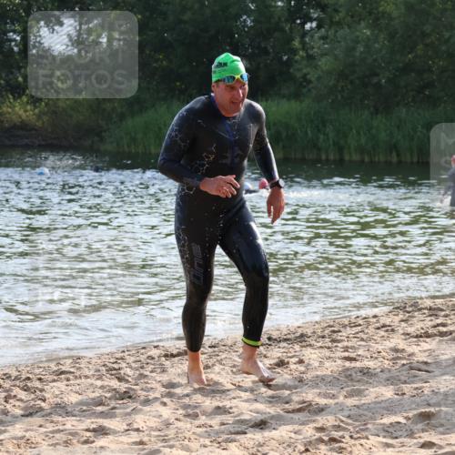 15.06.2025 - 27. Vierlanden-Triathlon Lena Gebhardt http://msf.ph/oto/8044394 15.06.2025 08:35:32 Schwimmen 6, 21, 47, 75, 85, 158 meine-sportfotos.de