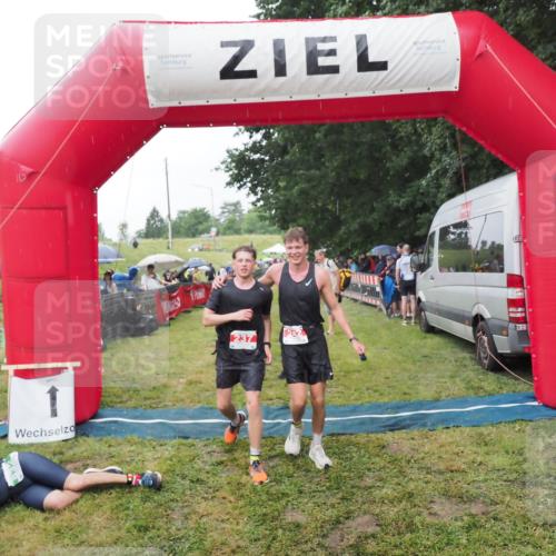 21.06.2025 - 27. Vierlanden-Triathlon MichiJ http://msf.ph/oto/8044397 15.06.2026 13:46:10 Ziel 237, 242 meine-sportfotos.de
