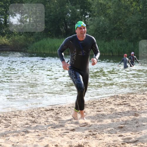 15.06.2025 - 27. Vierlanden-Triathlon Lena Gebhardt http://msf.ph/oto/8044398 15.06.2025 08:35:33 Schwimmen 6, 21, 47, 75, 85, 158 meine-sportfotos.de