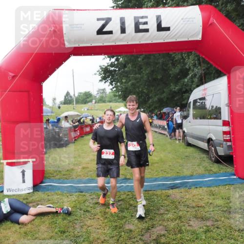 21.06.2025 - 27. Vierlanden-Triathlon MichiJ http://msf.ph/oto/8044399 15.06.2026 13:46:10 Ziel 237, 242 meine-sportfotos.de