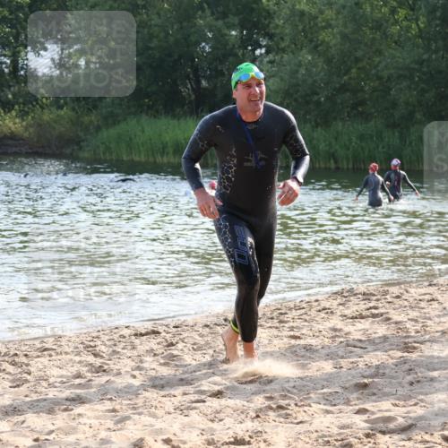 15.06.2025 - 27. Vierlanden-Triathlon Lena Gebhardt http://msf.ph/oto/8044402 15.06.2025 08:35:33 Schwimmen 6, 21, 47, 75, 85, 158 meine-sportfotos.de