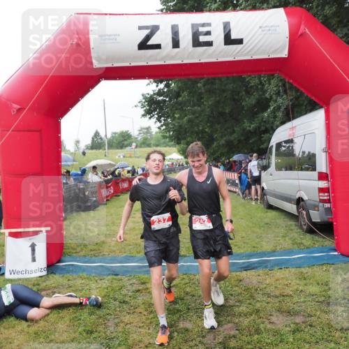 21.06.2025 - 27. Vierlanden-Triathlon MichiJ http://msf.ph/oto/8044404 15.06.2026 13:46:10 Ziel 237, 242 meine-sportfotos.de