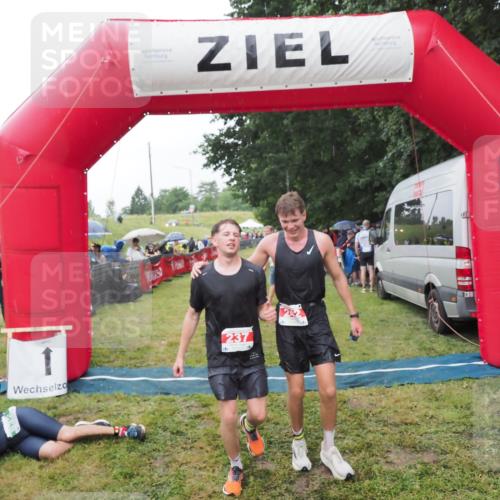 21.06.2025 - 27. Vierlanden-Triathlon MichiJ http://msf.ph/oto/8044406 15.06.2026 13:46:10 Ziel 237, 242 meine-sportfotos.de