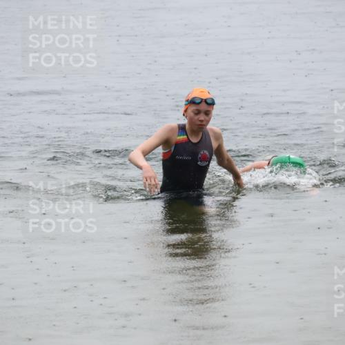 21.06.2025 - 27. Vierlanden-Triathlon Lena Gebhardt http://msf.ph/oto/8044407 15.06.2025 14:40:01 Schwimmen 1348, 1350 meine-sportfotos.de
