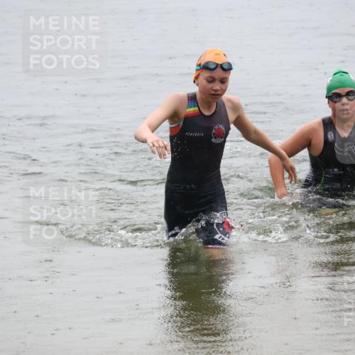 21.06.2025 - 27. Vierlanden-Triathlon Lena Gebhardt http://msf.ph/oto/8044416 15.06.2025 14:40:03 Schwimmen 1348, 1350 meine-sportfotos.de