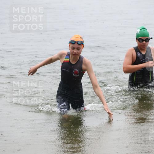 21.06.2025 - 27. Vierlanden-Triathlon Lena Gebhardt http://msf.ph/oto/8044420 15.06.2025 14:40:04 Schwimmen 1348, 1350 meine-sportfotos.de