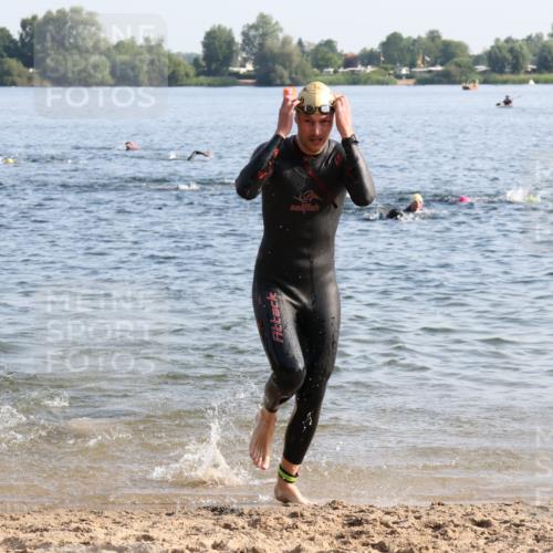 15.06.2025 - 27. Vierlanden-Triathlon Lena Gebhardt http://msf.ph/oto/8044421 15.06.2025 08:35:35 Schwimmen 6, 21, 47, 75, 85, 158 meine-sportfotos.de