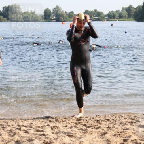 15.06.2025 - 27. Vierlanden-Triathlon Lena Gebhardt http://msf.ph/oto/8044425 15.06.2025 08:35:35 Schwimmen 6, 21, 47, 75, 85, 158 meine-sportfotos.de