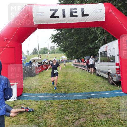 21.06.2025 - 27. Vierlanden-Triathlon MichiJ http://msf.ph/oto/8044426 15.06.2026 13:46:48 Ziel 919 meine-sportfotos.de