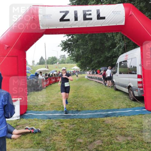 21.06.2025 - 27. Vierlanden-Triathlon MichiJ http://msf.ph/oto/8044430 15.06.2026 13:46:48 Ziel 919 meine-sportfotos.de