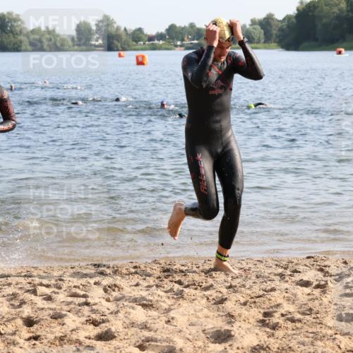 15.06.2025 - 27. Vierlanden-Triathlon Lena Gebhardt http://msf.ph/oto/8044433 15.06.2025 08:35:35 Schwimmen 6, 21, 47, 75, 85, 158 meine-sportfotos.de
