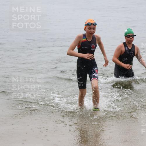 21.06.2025 - 27. Vierlanden-Triathlon Lena Gebhardt http://msf.ph/oto/8044439 15.06.2025 14:40:06 Schwimmen 1348, 1350 meine-sportfotos.de