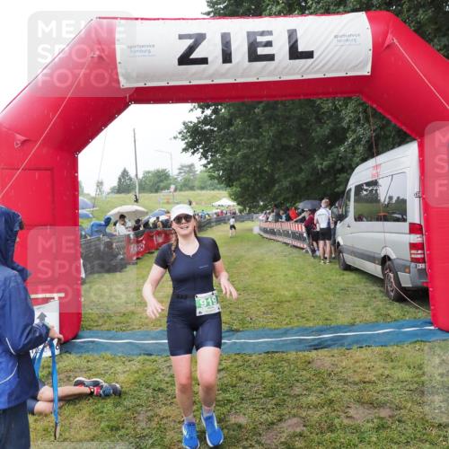 21.06.2025 - 27. Vierlanden-Triathlon MichiJ http://msf.ph/oto/8044446 15.06.2026 13:46:49 Ziel 919 meine-sportfotos.de