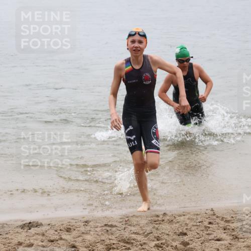 21.06.2025 - 27. Vierlanden-Triathlon Lena Gebhardt http://msf.ph/oto/8044451 15.06.2025 14:40:07 Schwimmen 1348, 1350 meine-sportfotos.de