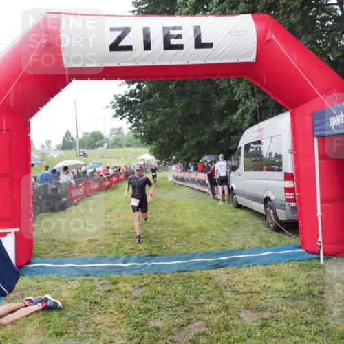 21.06.2025 - 27. Vierlanden-Triathlon MichiJ http://msf.ph/oto/8044455 15.06.2026 13:47:10 Ziel 214 meine-sportfotos.de