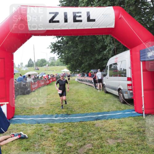 21.06.2025 - 27. Vierlanden-Triathlon MichiJ http://msf.ph/oto/8044457 15.06.2026 13:47:10 Ziel 214 meine-sportfotos.de