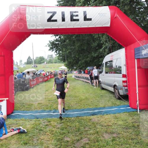 21.06.2025 - 27. Vierlanden-Triathlon MichiJ http://msf.ph/oto/8044465 15.06.2026 13:47:10 Ziel 214 meine-sportfotos.de
