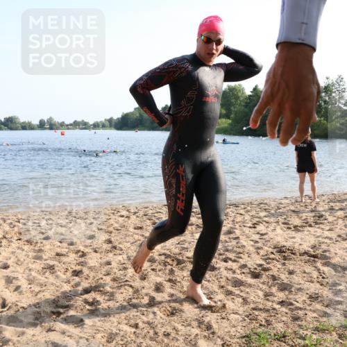 15.06.2025 - 27. Vierlanden-Triathlon Lena Gebhardt http://msf.ph/oto/8044468 15.06.2025 08:35:38 Schwimmen 6, 21, 75, 85, 158 meine-sportfotos.de