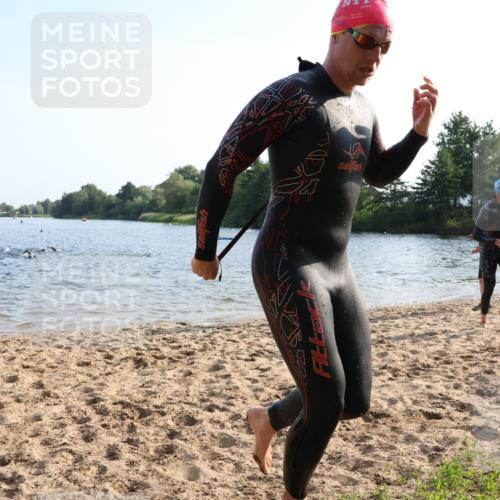 15.06.2025 - 27. Vierlanden-Triathlon Lena Gebhardt http://msf.ph/oto/8044476 15.06.2025 08:35:39 Schwimmen 6, 21, 75, 85, 158 meine-sportfotos.de