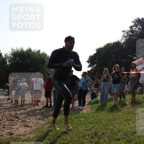 15.06.2025 - 27. Vierlanden-Triathlon Lena Gebhardt http://msf.ph/oto/8044480 15.06.2025 08:35:40 Schwimmen 6, 21, 75, 85, 158 meine-sportfotos.de