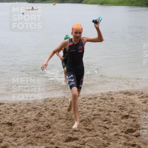 21.06.2025 - 27. Vierlanden-Triathlon Lena Gebhardt http://msf.ph/oto/8044482 15.06.2025 14:40:09 Schwimmen 1348, 1350 meine-sportfotos.de
