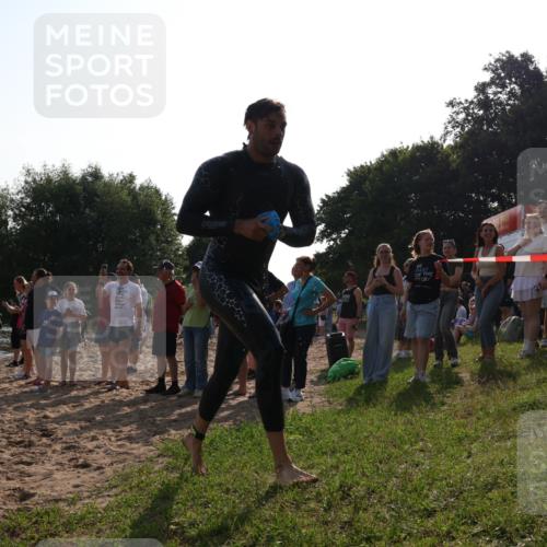 15.06.2025 - 27. Vierlanden-Triathlon Lena Gebhardt http://msf.ph/oto/8044484 15.06.2025 08:35:41 Schwimmen 6, 21, 75, 85, 158 meine-sportfotos.de