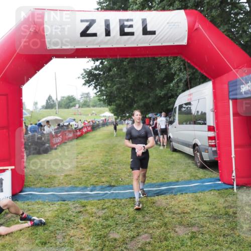 21.06.2025 - 27. Vierlanden-Triathlon MichiJ http://msf.ph/oto/8044487 15.06.2026 13:47:18 Ziel 84 meine-sportfotos.de