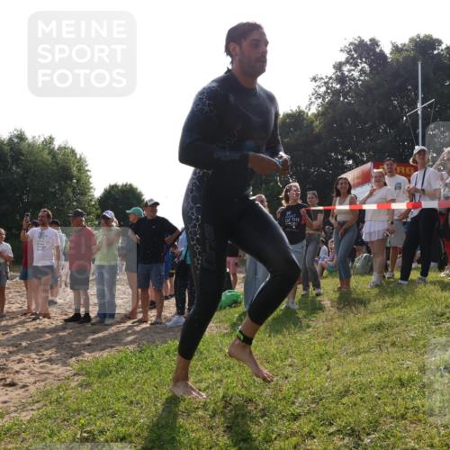 15.06.2025 - 27. Vierlanden-Triathlon Lena Gebhardt http://msf.ph/oto/8044488 15.06.2025 08:35:41 Schwimmen 6, 21, 75, 85, 158 meine-sportfotos.de