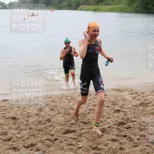 21.06.2025 - 27. Vierlanden-Triathlon Lena Gebhardt http://msf.ph/oto/8044490 15.06.2025 14:40:09 Schwimmen 1348, 1350 meine-sportfotos.de