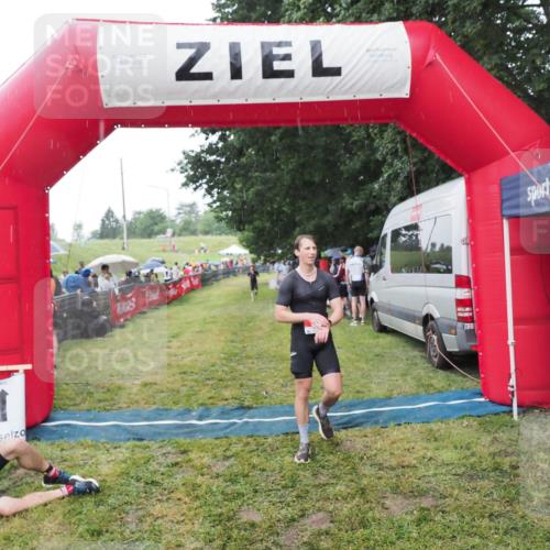 21.06.2025 - 27. Vierlanden-Triathlon MichiJ http://msf.ph/oto/8044491 15.06.2026 13:47:19 Ziel 84, 1147 meine-sportfotos.de