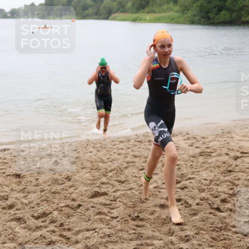 21.06.2025 - 27. Vierlanden-Triathlon Lena Gebhardt http://msf.ph/oto/8044494 15.06.2025 14:40:09 Schwimmen 1348, 1350 meine-sportfotos.de