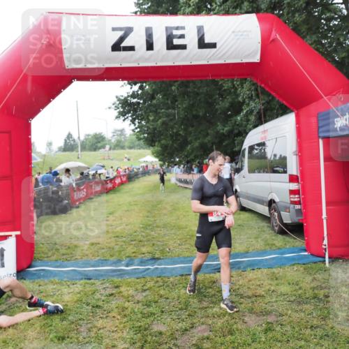 21.06.2025 - 27. Vierlanden-Triathlon MichiJ http://msf.ph/oto/8044497 15.06.2026 13:47:19 Ziel 84, 1147 meine-sportfotos.de