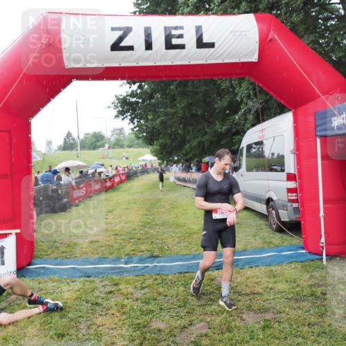 21.06.2025 - 27. Vierlanden-Triathlon MichiJ http://msf.ph/oto/8044499 15.06.2026 13:47:19 Ziel 84, 1147 meine-sportfotos.de