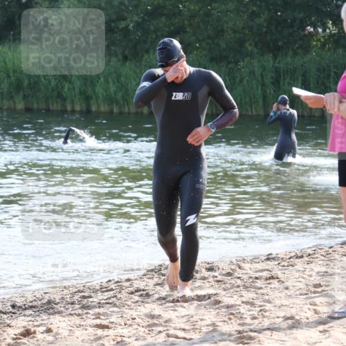 15.06.2025 - 27. Vierlanden-Triathlon Lena Gebhardt http://msf.ph/oto/8044500 15.06.2025 08:36:18 Schwimmen 29 meine-sportfotos.de